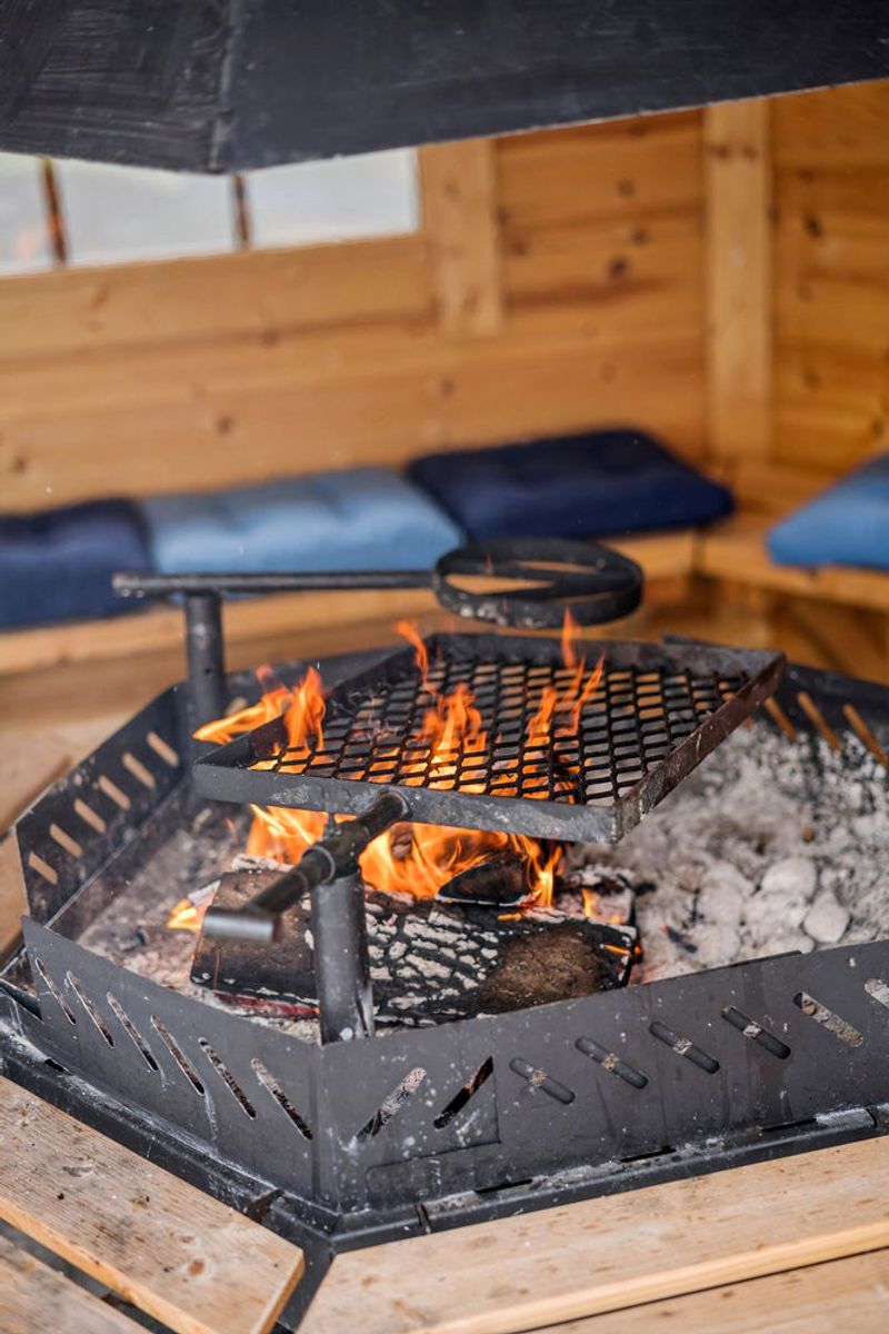 Gapahuk / Shelter 15 m2 Royal med grill og bænke - Buet væg