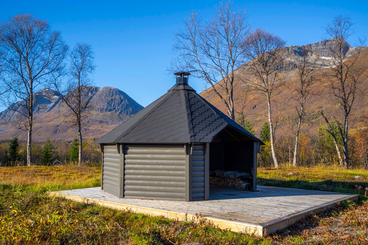 Gapahuk / Shelter 15 m2 Royal med grill og bænke - Buet væg