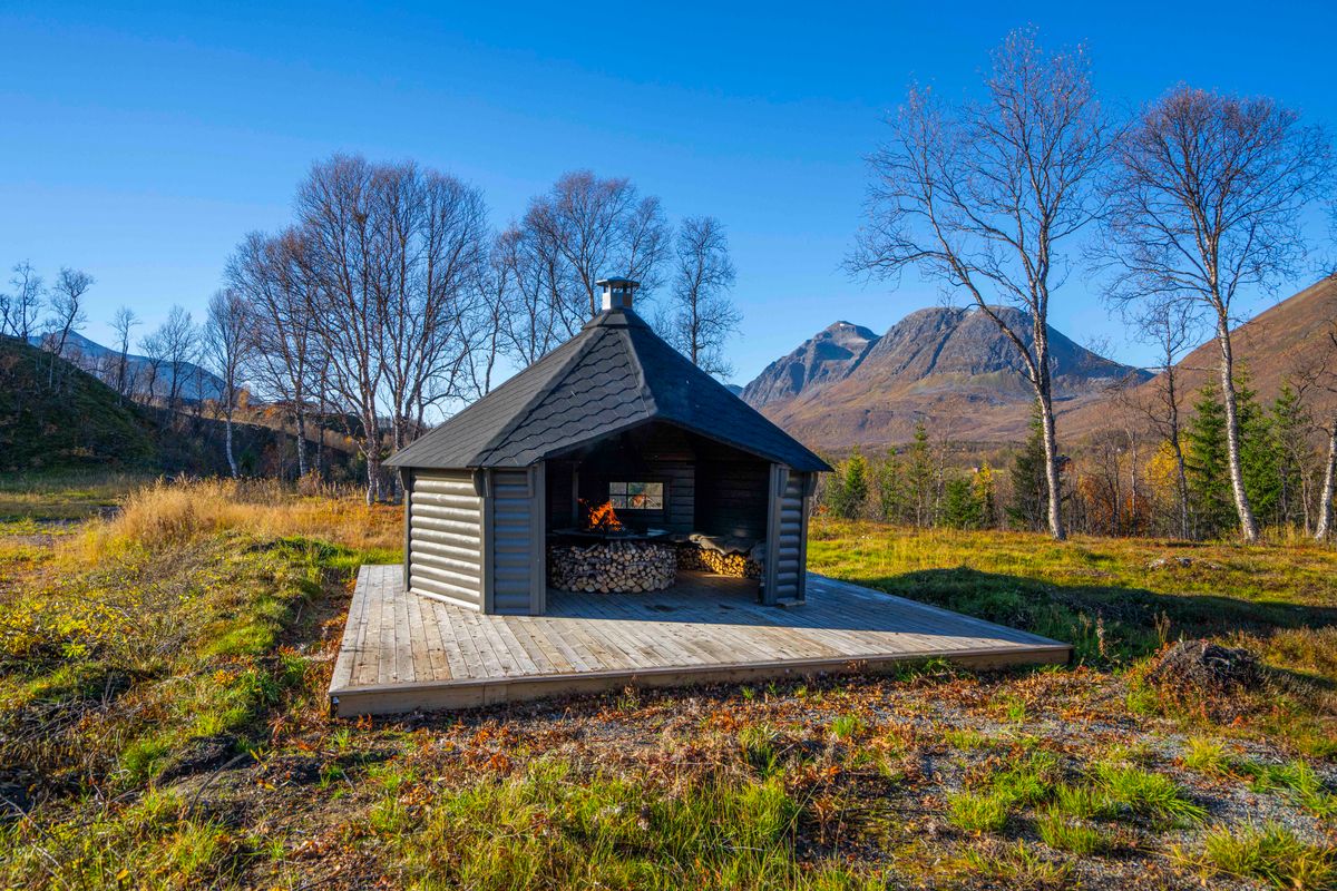 Gapahuk / Shelter 15 m2 Royal med grill og bænke - Buet væg